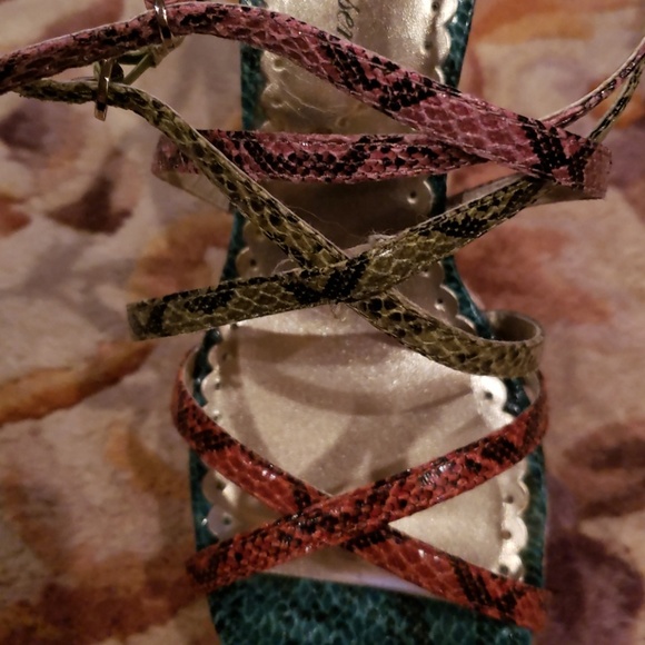 Cute strappy heels - Picture 4 of 4